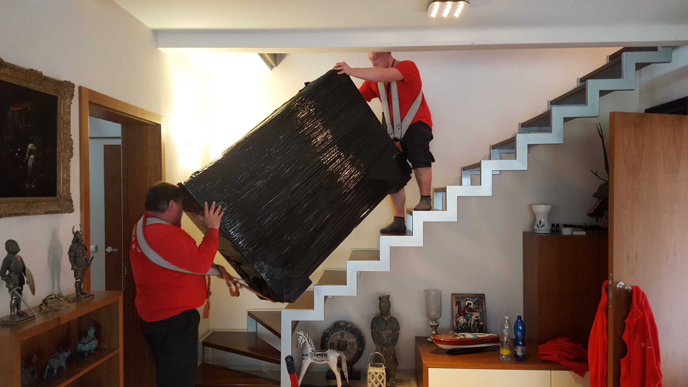 Stěhování těžkého nábytku po schodišti